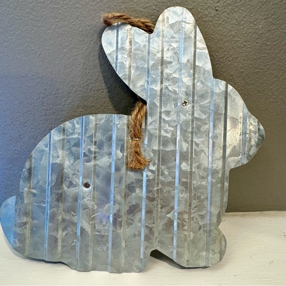 Bunny rabbit primitive style decor. Wood rabbit attached to metal tin rabbit - Picture 4 of 9